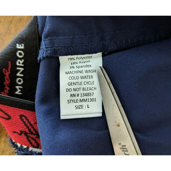 NWT  mediChic Marilyn Monroe stretch scrubs  SZ L - Picture 7 of 13